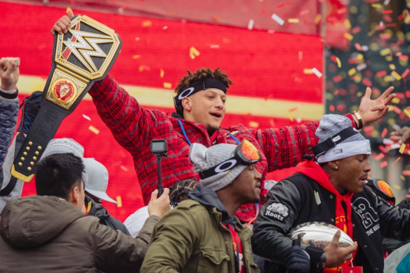 Les chefs de Kansas City signent Patrick Mahomes avec le plus gros contrat de l'histoire du sport